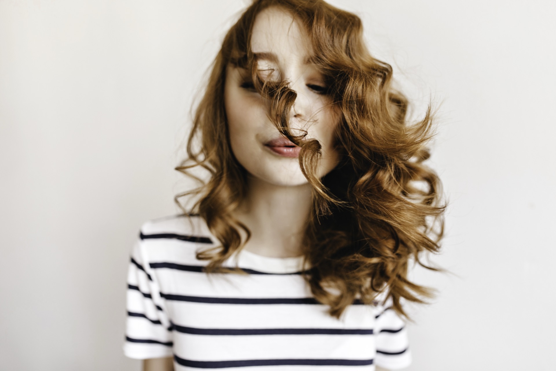 Cliente aux cheveux bouclés roux